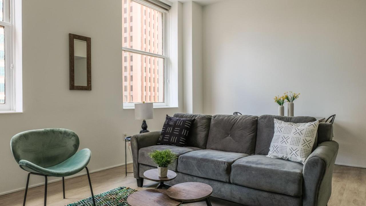 Frontdesk Lofts At 629 Euclid Downtown Cleveland Apartment Room photo
