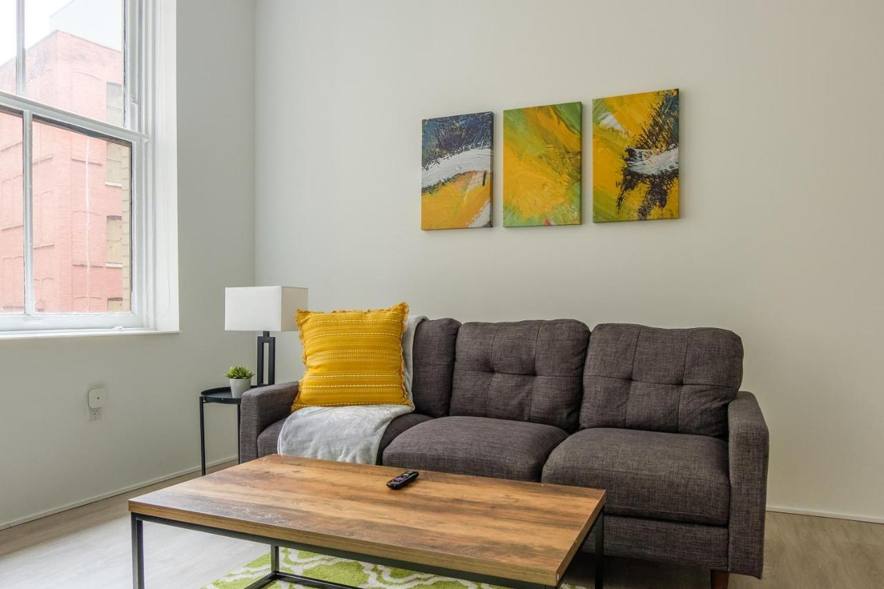 Frontdesk Lofts At 629 Euclid Downtown Cleveland Apartment Room photo